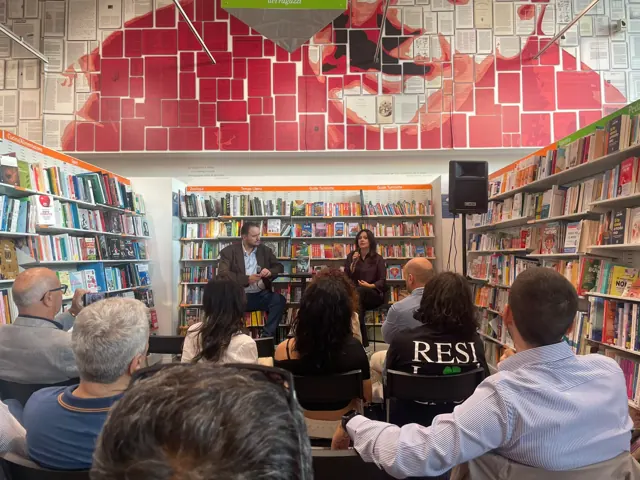 Vista della sala della Feltrinelli di Napoli durante la presentazione, con il pubblico seduto davanti all'autore